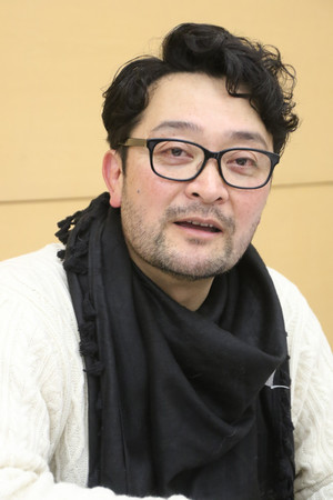 取材に応じる俳優の鍛治直人さん＝２月２３日、東京都豊島区