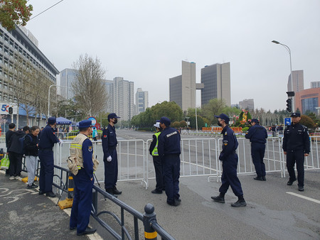 「武漢マラソン」当日の様子。開催中に雨が降らなかった＝２４日、中国湖北省武漢市