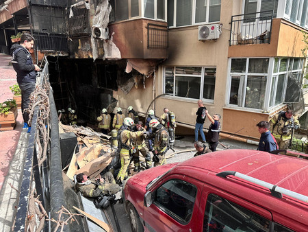 ２日、トルコ最大都市イスタンブールで、ナイトクラブの火災の消火に当たる消防隊員ら（地元消防提供）（ＥＰＡ時事）