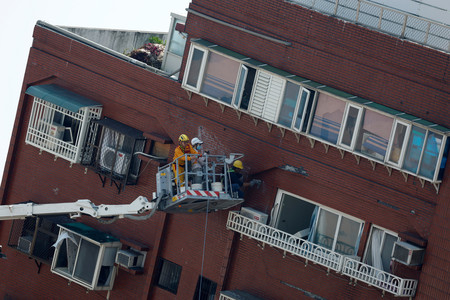 ４日、台湾東部・花蓮で、地震によって倒壊した建物（ロイター時事）