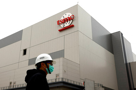 台湾積体電路製造（ＴＳＭＣ）の工場＝２０２２年１２月、台湾南部・台南（ロイター時事）