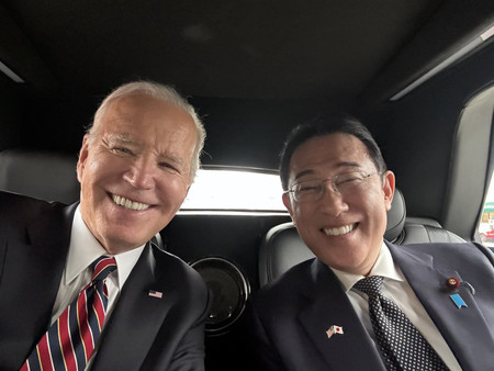 笑顔を見せる岸田文雄首相（右）とバイデン米大統領（バイデン氏のＸより・時事）