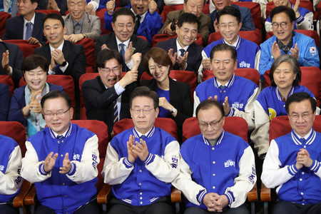 １０日、ソウルで総選挙の開票特別番組を見る最大野党「共に民主党」の李在明代表（前列左から２人目）、金富謙共同常任選対委員長（前列左端）ら（ＥＰＡ時事）