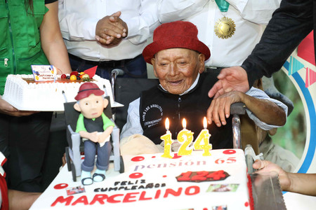 １２４歳の誕生日を祝うマルセリーノ・アバドさん＝８日、リマ（ペルー開発・社会統合省提供）（ＥＰＡ時事）