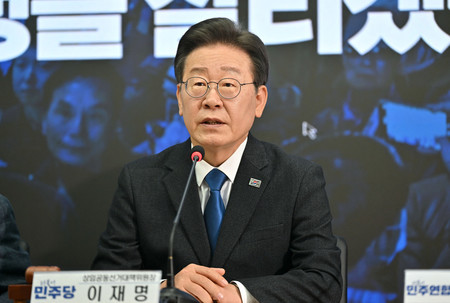 １１日、ソウルで開かれた韓国最大野党「共に民主党」の党選対委員会解団式で発言する李在明代表（ＡＦＰ時事）