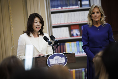 米高校生らの前で話す岸田裕子首相夫人（左）とジル・バイデン大統領夫人＝１０日、ワシントン（ＥＰＡ時事）