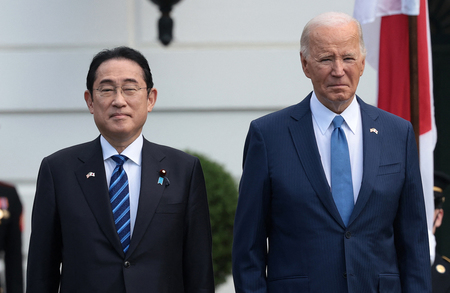 岸田文雄首相（左）とバイデン米大統領＝１０日、ワシントン（ＡＦＰ時事）