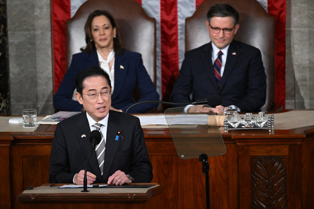 米議会で演説する岸田文雄首相＝１１日、ワシントン（ＡＦＰ時事）