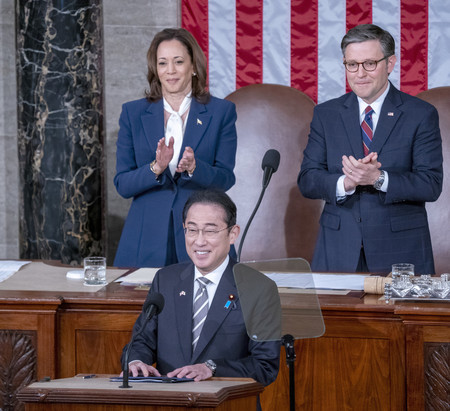 米議会で演説する岸田文雄首相＝１１日、ワシントン（ＥＰＡ時事）