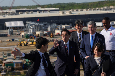 トヨタ自動車が建設中の車載用電池工場を視察する岸田文雄首相（左から２人目）＝１２日、米ノースカロライナ州（ＡＦＰ時事）