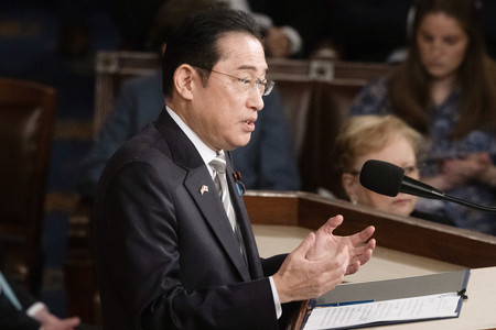 米議会で演説する岸田文雄首相＝１１日、ワシントン（ＥＰＡ時事）