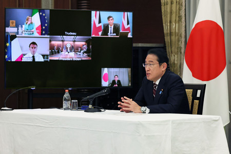 先進７カ国（Ｇ７）首脳のテレビ会議に参加する岸田文雄首相＝１４日夜、首相公邸（内閣広報室提供）