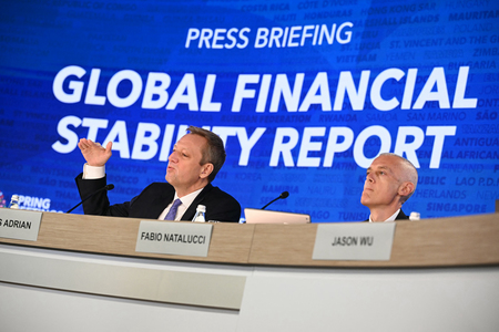 記者会見する国際通貨基金（ＩＭＦ）のエイドリアン金融資本市場局長（左）ら＝１６日、ワシントン（ＡＦＰ時事）