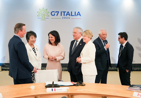 先進７カ国（Ｇ７）外相会合に臨む上川陽子外相（左から２人目）ら＝１８日、イタリア・カプリ島（外務省提供）