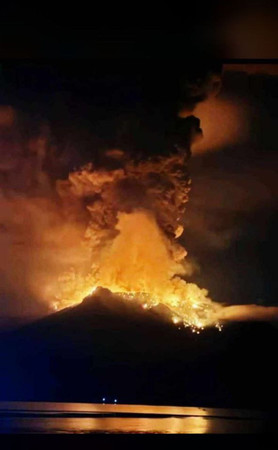 １７日、噴火するインドネシアの北スラウェシ州ルアン島にあるルアン山（火山地質災害対策局提供）（ＥＰＡ時事）