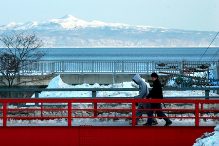 北海道羅臼町側から臨む北方領土の国後島＝２００５年３月（ＥＰＡ時事）