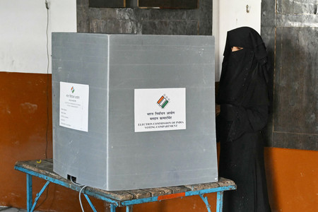 １９日、インド北部ウッタルプラデシュ州で、総選挙の投票を行う女性（ＡＦＰ時事）