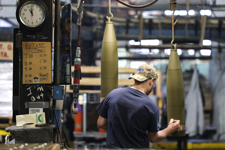 米ペンシルベニア州スクラントンの陸軍弾薬工場で、１５５ミリ砲弾の輸送の準備をする作業員＝１６日（ＡＦＰ時事）