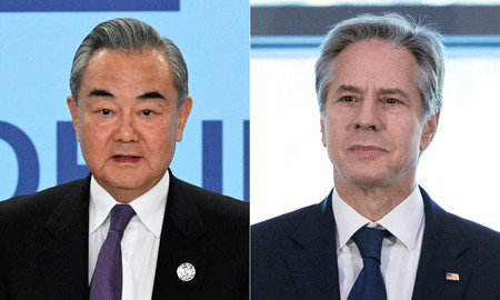 ブリンケン米国務長官（右）と中国の王毅共産党政治局員兼外相（ＡＦＰ時事）