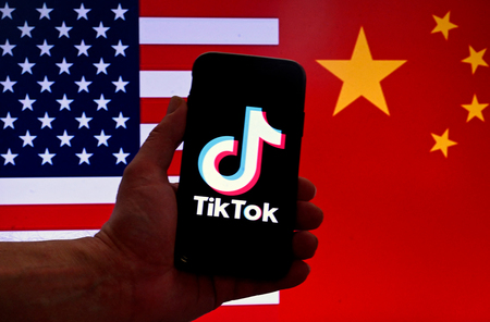 短編動画投稿アプリ「ＴｉｋＴｏｋ（ティックトック）」のロゴ。背景は米中の国旗（ＡＦＰ時事）