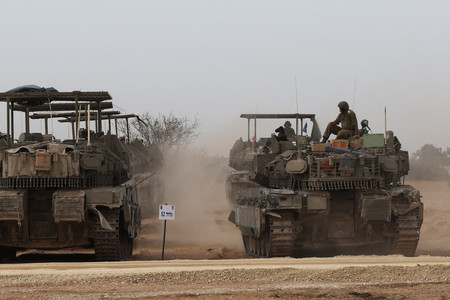 ２５日、イスラエル南部のパレスチナ自治区ガザとの境界付近に集まるイスラエル軍の軍用車両（ＥＰＡ時事）