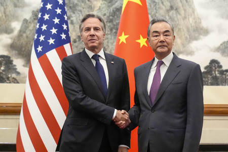 ２６日、北京で、握手するブリンケン米国務長官（左）と中国の王毅共産党政治局員兼外相（ＡＦＰ時事）