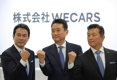 中古車販売大手ビッグモーターの事業を引き継いだ新会社「ＷＥＣＡＲＳ（ウィーカーズ）」発足を発表した田中慎二郎社長（中央）ら＝１日午前、東京都港区