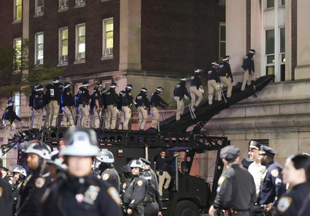 ３０日、米ニューヨークのコロンビア大にある「ハミルトンホール」に突入する市警の警官隊（ＥＰＡ時事）