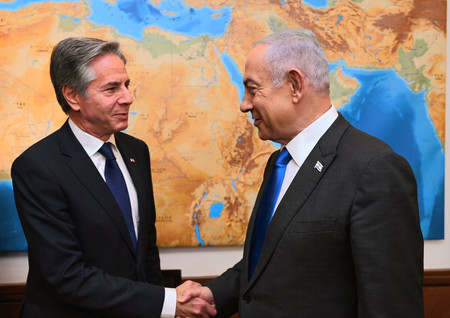 １日、エルサレムで会談するブリンケン米国務長官（左）とイスラエルのネタニヤフ首相（イスラエル政府提供）（ＥＰＡ時事）