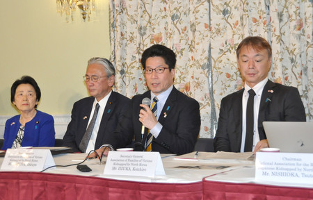 ４月３０日、ワシントンで記者会見する拉致被害者家族連絡会（家族会）代表の横田拓也さん（右から２人目）ら