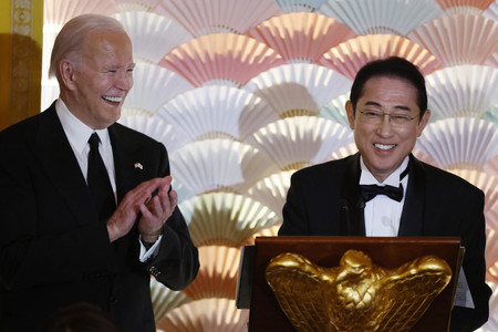 ホワイトハウスで開かれた公式夕食会に出席したバイデン米大統領（左）と岸田文雄首相＝４月１０日、ワシントン（ＡＦＰ時事）
