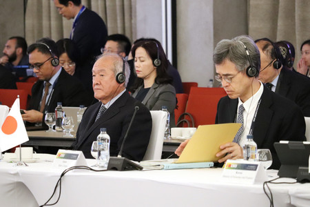 日中韓と東南アジア諸国連合（ＡＳＥＡＮ）の財務相・中央銀行総裁会議に出席した鈴木俊一財務相（手前左）と日銀の氷見野良三副総裁（同右）＝３日、ジョージア・トビリシ
