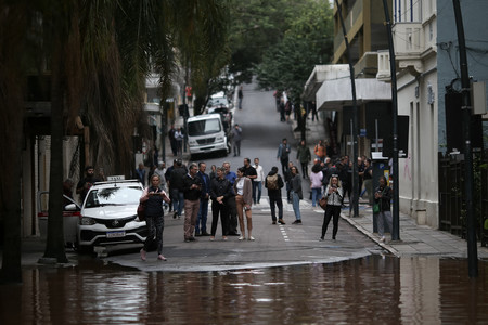 ３日、ブラジル南部リオグランデドスル州ポルトアレグレで、冠水した道路（ＡＦＰ時事）