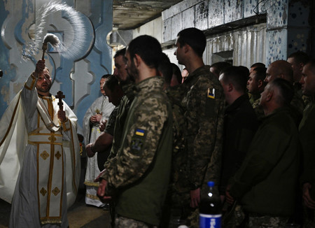 復活祭の礼拝に参加するウクライナ軍部隊＝５日、東部ドネツク州（ＡＦＰ時事）