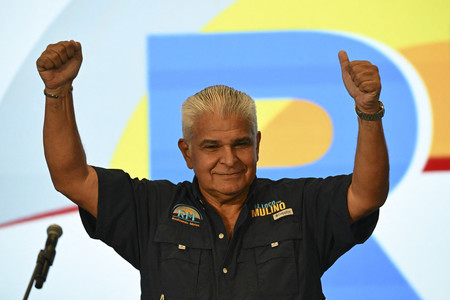 ５日、パナマ市で、パナマ大統領選に勝利し、支持者に応えるムリノ元外相（ＡＦＰ時事）