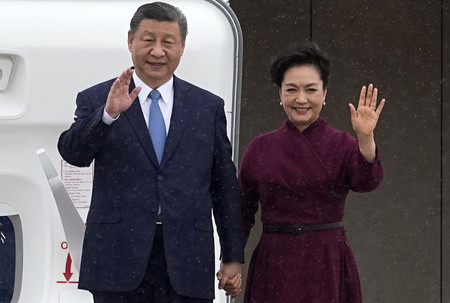 中国の習近平国家主席（左）と彭麗媛夫人＝５日、パリ（ＡＦＰ時事）