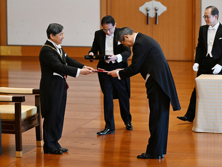 大谷直人元最高裁長官に桐花大綬章を手渡される天皇陛下＝９日午前、皇居・宮殿「松の間」（代表撮影）