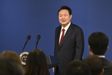 ９日、ソウルで記者会見に臨む韓国の尹錫悦大統領（ＥＰＡ時事）
