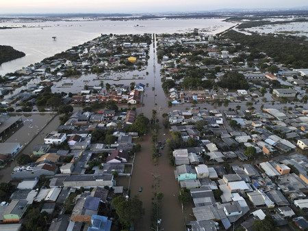 冠水したブラジル南部リオグランデドスル州の街並み＝９日（ＥＰＡ時事）