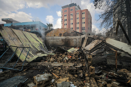 １４日、パレスチナ自治区ガザ中部ヌセイラトで、空爆を受けて破壊された国連が運営する学校（ＥＰＡ時事）