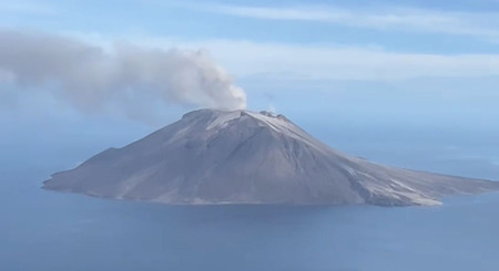 噴火が続くルアン山＝４日、インドネシア・スラウェシ島北方（同国国家災害対策庁提供・時事）