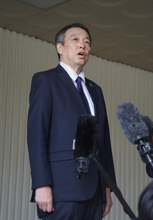 １７日、ソウルの金浦空港に到着し、記者団の取材に応じる水嶋光一駐韓国大使