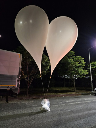 ２８～２９日、韓国中西部・忠清南道で発見された北朝鮮から飛来した風船（韓国軍提供・時事）