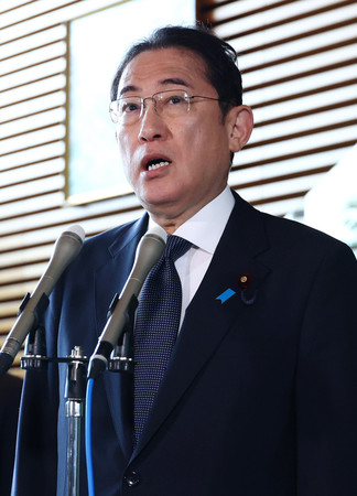 北朝鮮のミサイル発射について、記者団の質問に答える岸田文雄首相＝３０日午前、首相官邸