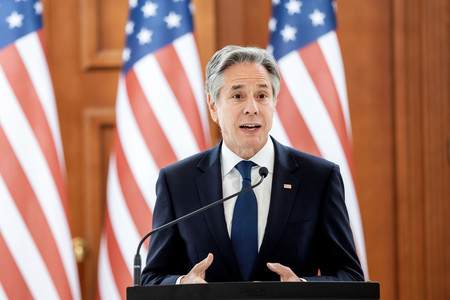 ２９日、モルドバの首都キシナウで記者会見するブリンケン米国務長官（ＥＰＡ時事）