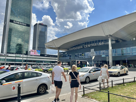 韓国企業の看板が目立つワルシャワ中央駅周辺＝５月２６日