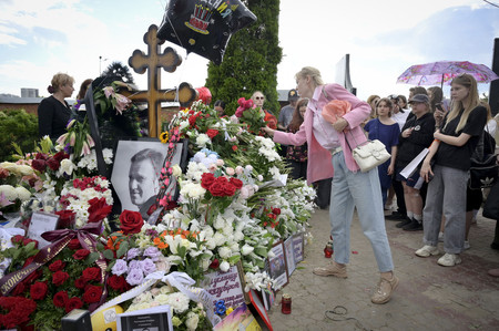 ４日、ロシア・モスクワの墓地で、反体制派指導者ナワリヌイ氏の誕生日に追悼する人々（ＡＦＰ時事）