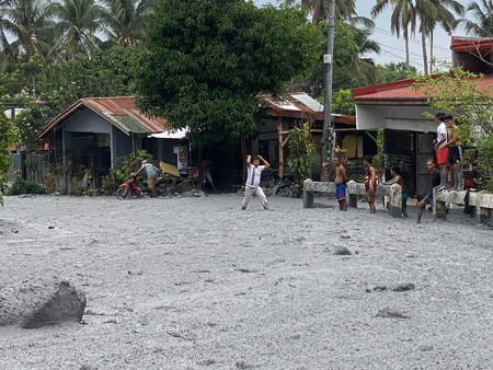 噴火中のカンラオン山から流れ出た火山泥流で埋め尽くされた道路＝５日、フィリピン・ネグロス島（環境天然資源省地方事務所提供）