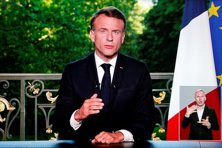 ９日、マクロン仏大統領が行ったテレビ演説（ＡＦＰ時事）