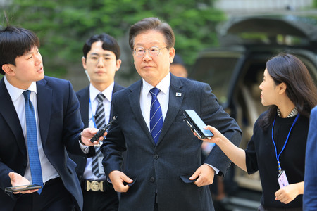 韓国の革新系最大野党「共に民主党」の李在明代表（中央）＝４月２３日、ソウル（ＥＰＡ時事）